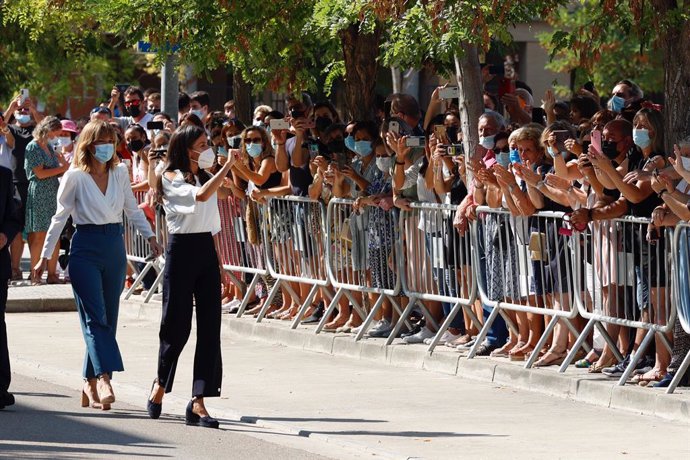 La Reina Letizia (d), y la ministra de Educación, Pilar Alegría (i) asisten a la apertura del curso escolar 2020/2021 CEIP Odón de Buen, a 8 de septiembre de 2021, en Zuera, Zaragoza, Aragón (España). El CEIP Odón de Buen es un Centro de Educación Infan