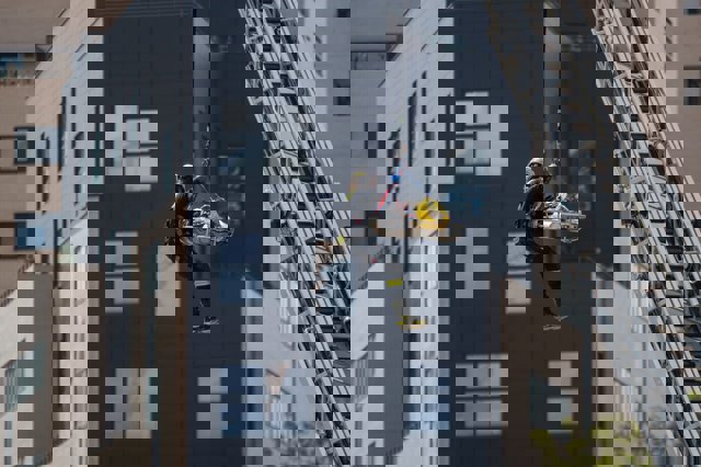 Los equipos de emergencias se trasladan hasta el edificio que se ha derrumbado.