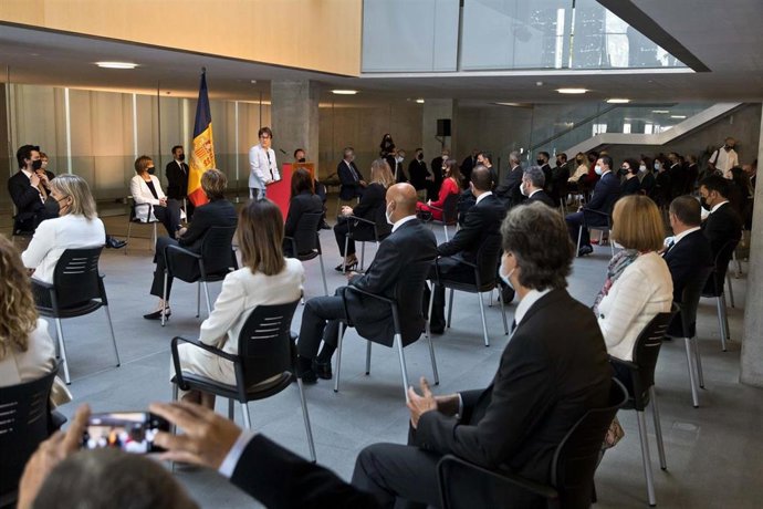 La síndica general ofreciendo su discurso institucional con motivo de la fiesta nacional.