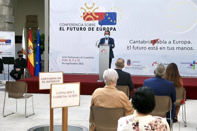 El presidente de Cantabria, Miguel Ángel Revilla, interviene en el acto institucional que abre las jornadas de debate sobre el futuro de Europa