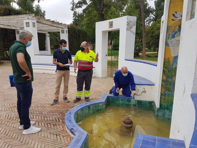 El concejal sevillano y coordinador local de IU, Daniel  González Rojas, se reúne con trabajadores del Parque de María Luisa.