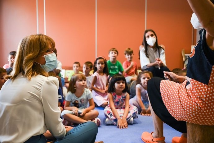 La ministra de Educación y FP, Pilar Alegría, en la inauguración del curso escolar en el Colegio de Educación de Infantil y Primaria 'Odón de Buen' de uera (Zaragoza)