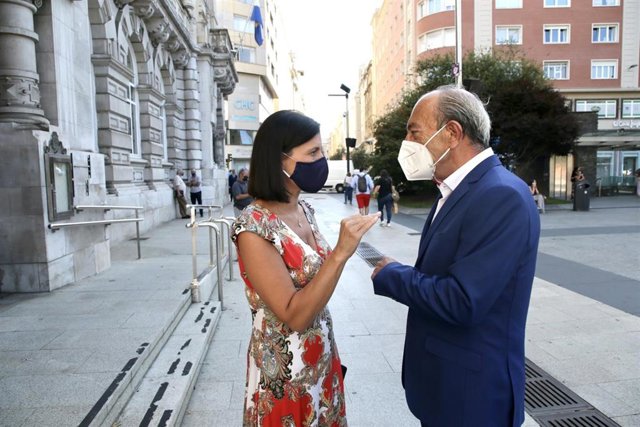 La alcaldesa de Santander, Gema Igual, presenta al consejero de Industria, Turismo, Innovación, Transporte y Comercio, Javier López Marcano, el Plan de Sostenibilidad Turística de Santander.