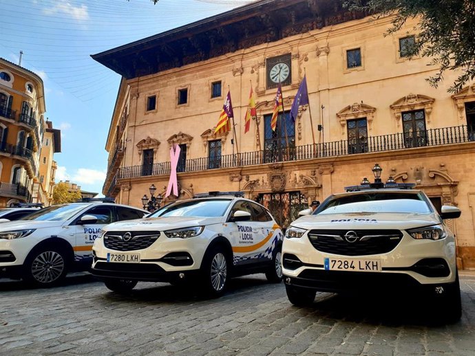 Archivo - Vehículos patrulla de la Policía Local.