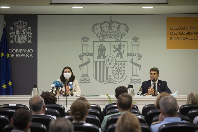 La ministra de Justicia, Pilar Llop (i), y el delegado de Gobierno en Andalucía, Pedro Fernández (d), durante el encuentro sobre Actuaciones Contra la Violencia de Género. A 02 de septiembre de 2021, en Sevilla (Andalucía, España).