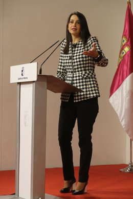 La presidenta de Ciudadanos, Inés Arrimadas, mantiene un encuentro con el presidente de Castilla-La Mancha, Emiliano García-Page, en el Palacio de Fuensalida, Toledo.