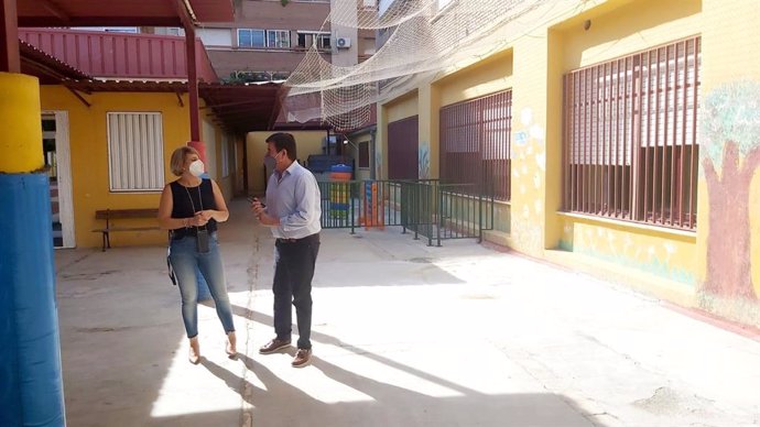 Fernando Giner en la visita al colegio municipal Fernando de los Ríos