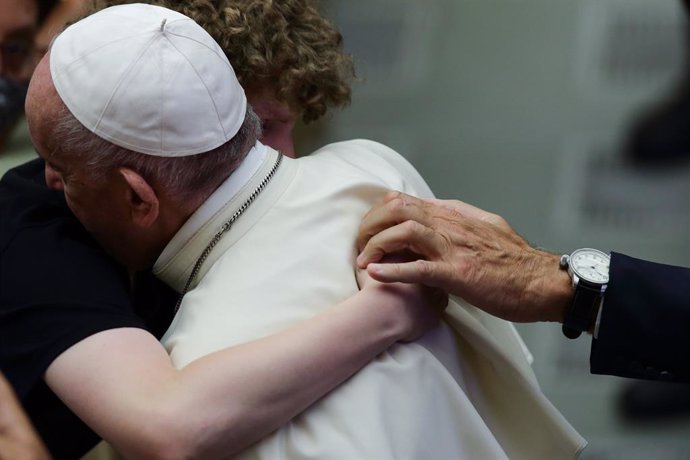 25 August 2021, Vatican, Vatican City: Pope Francis embraces an attendee during his Wednesday general audience. Photo: Evandro Inetti/ZUMA Press Wire/dpa