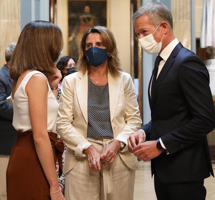 La vicepresidenta tercera y ministra para la Transición Ecológica y el Reto Demográfico, Teresa Ribera (c), el presidente del Senado, Ander Gil (d) y la ministra de Derechos Sociales y Agenda 2030, Ione Belarra (i) en la jornada Cities 2030' en el Sena