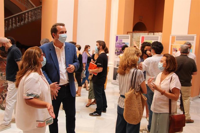El delegado de Cooperación al Desarrollo, Juan Antonio Barrionuevo, y la presidenta de la asociación, Dulce Nombre Dobarganes, en la presentación de 'Coolectiva'.