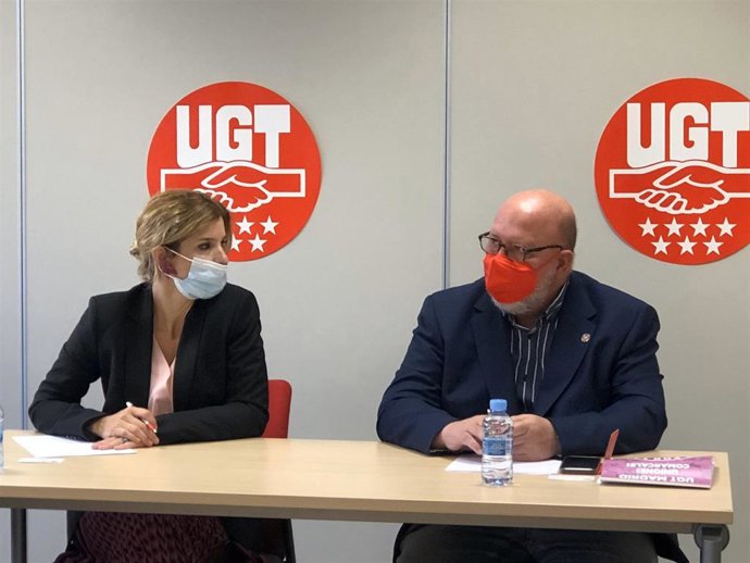 La portavoz del PSOE en la Asamblea, Hana Jalloul, y el secretario general de UGT Madrid, Luis Miguel López Reillo.