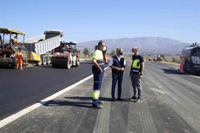 Inicio de trabajos de asfaltado en el Puerto de Motril