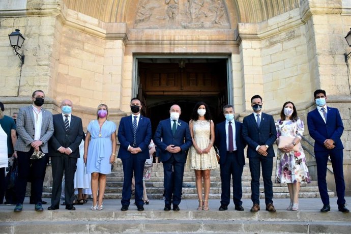 Foto de familia de autoridades con motivo de la misa en honor a la Virgen de los Llanos de Albacete