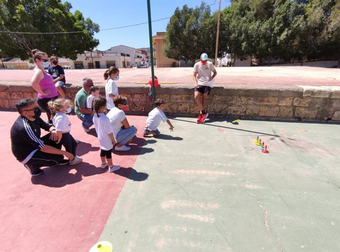 Carmen Belén López durante la entrega de premios en la Miniolimpiada de Zurgena