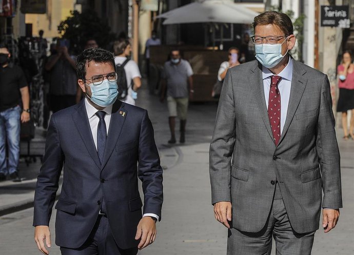 El presidente de la Generalitat, Ximo Puig (d), conversa con el presidente de la Generalitat de Cataluña, Pere Aragonés (i), en el Palau de la Generalitat valenciana, a 8 de septiembre de 2021.