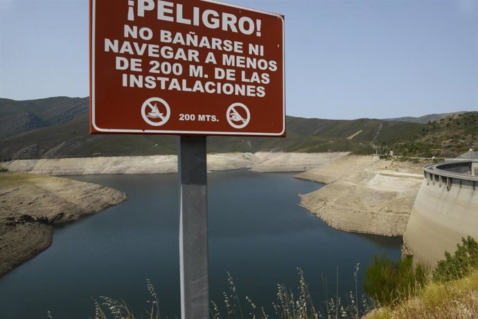 Señal de peligro sobre el estado del embalse de Portas en la cuenca Miño-Sil, a 24 de agosto de 2021, en Galicia, (España). En Salas -en Ourense-, los informes de la Xunta de Galicia indican que su actual nivel de ocupación es del 27,3%. En el caso de P