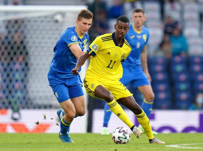 Archivo - 29 June 2021, United Kingdom, Glasgow: Ukraine's Illya Zabarnyi (L) and Sweden's Alexander Isak battle for the ball during the UEFA EURO 2020 round of 16 soccer match between Sweden and Ukraine at Hampden Park. Photo: Jane Barlow/PA Wire/dpa