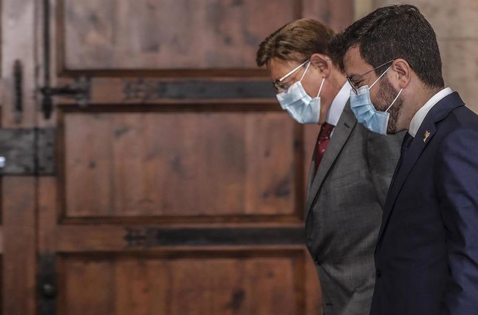 El presidente de la Generalitat, Ximo Puig , y el presidente de la Generalitat de Cataluña, Pere Aragonés antes de su reunión en Valncia