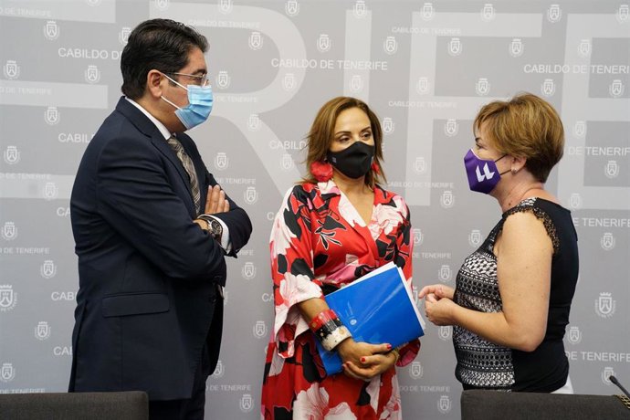 El presidente del Cabildo de Tenerife, Pedro Martín, la vicepresidenta segunda, Berta Pérez, y al rectora de la ULL, Rosa Aguilar, en la presentación del laboratorio de innovación pública