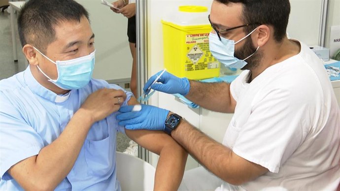 Primera jornada de vacuna sin cita previa en Les Arts