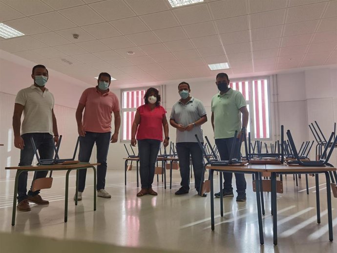 La alcaldesa de Huévar y su equipo de gobierno, durante la visita a un colegio de la localidad.