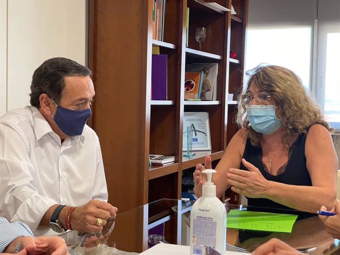 La consejera de Educación y Cultura, María Isabel Campuzano, junto al presidente de CROEM, José María Albarracín