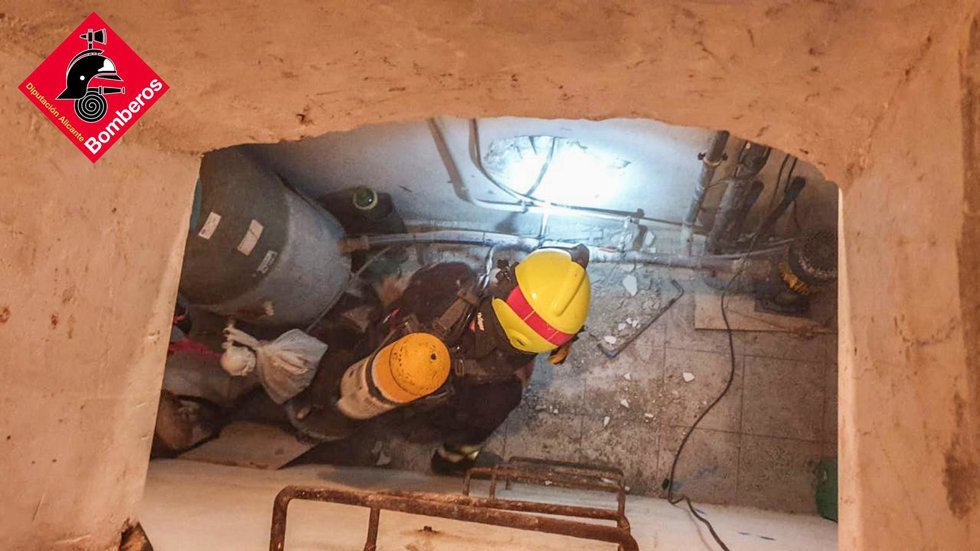 Uno de los bomberos accede al lugar