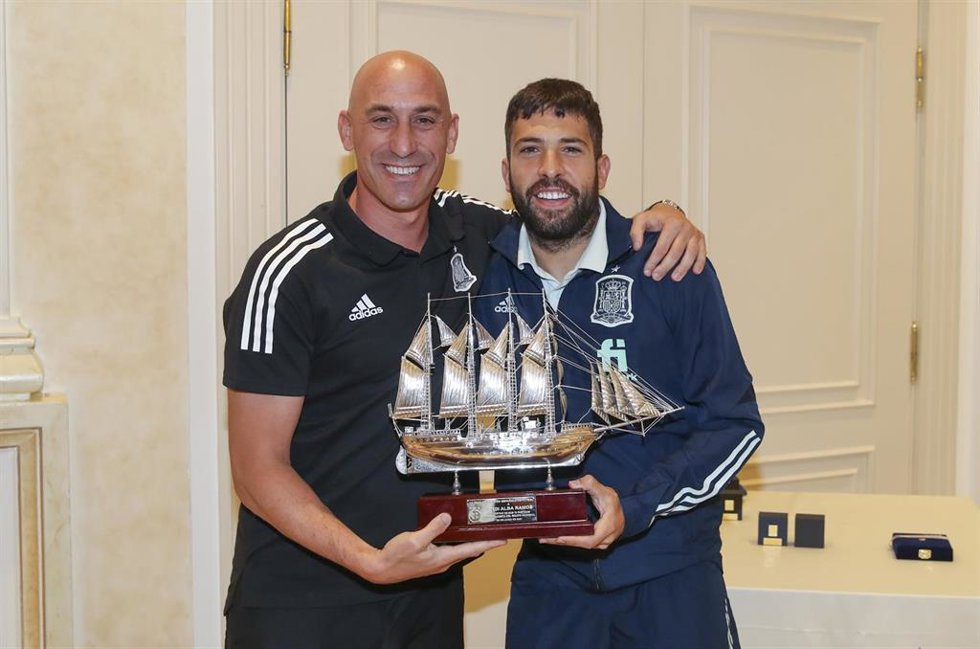 Jordi Alba recibe su reconocimiento por sus más de 75 partidos con España por parte del presidente de la RFEF, Luis Rubiales.