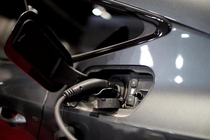 Archivo - Un coche eléctrico cargándose.