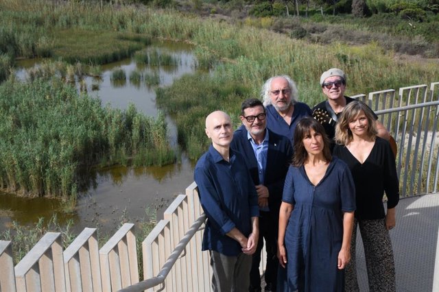 El autor de la canción Lluís Marrasé, junto con el alcalde de El Prat de Llobregat (Barcelona), Lluís Mijoler, y los artistas Josep Mas 'Kitflus', Joan Vinyals, Lídia Pulol y Mone Teruel.