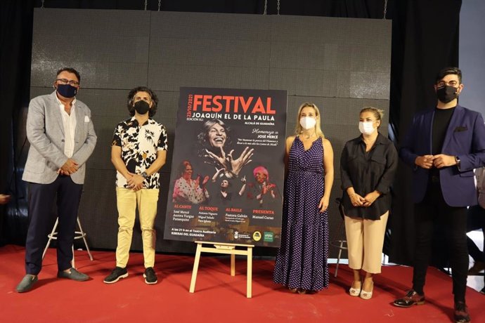 El delegado de Fiestas en el Ayuntamiento de Alcalá de Guadaíra, Enrique Pavón, Arcángel, la alcaldesa de Alcalá de Guadaíra, Ana Isabel Jimñenez, la bailaora Pastora Galván, y el presentador y cómico Manu Sánchez.