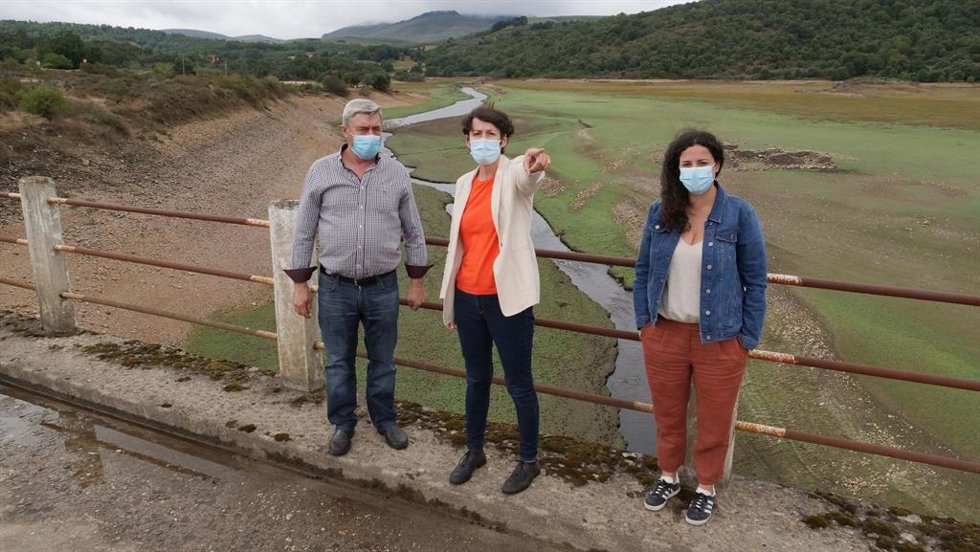 Ana Pontón en su vista al embalse de O Vao, en Viana do Bolo (Ourense)