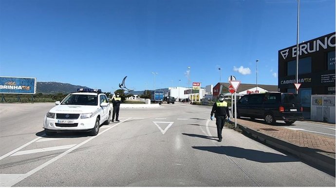 Archivo - Agentes de la Policía Local de Tarifa en un control
