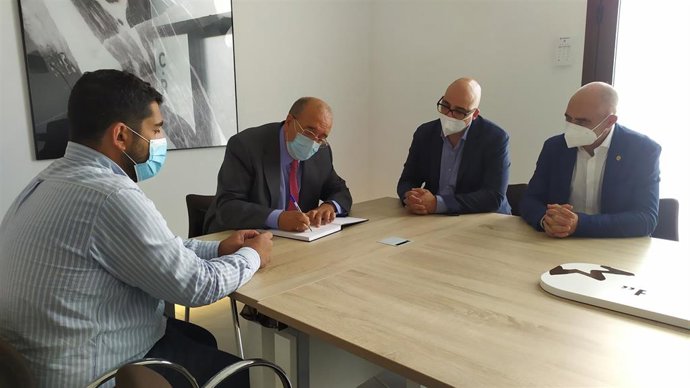 El presidente de la DPT, Manuel Rando, y el diputado Diego Piñeiro, han visitado las instalaciones del Consejo Regulador de la Denominación de Origen Jamón de Teruel.