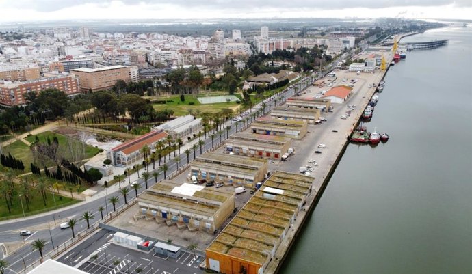 Archivo - Panorámica del Muelle de Levante de Huelva.