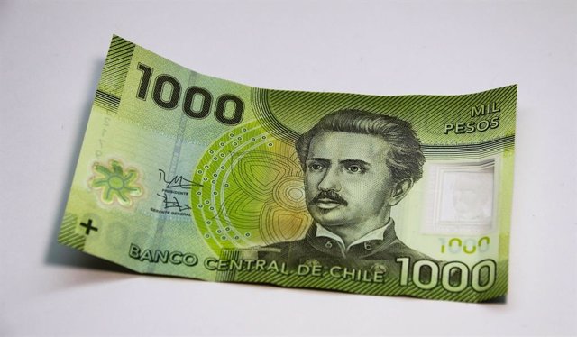 Archivo - Billete de 1.000 pesos chilenos