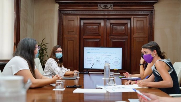 Reunión de la ministra de Igualdad, Irene Montero, con las cofundadoras de LactApp, Maria Berruezo y Alba Padró.