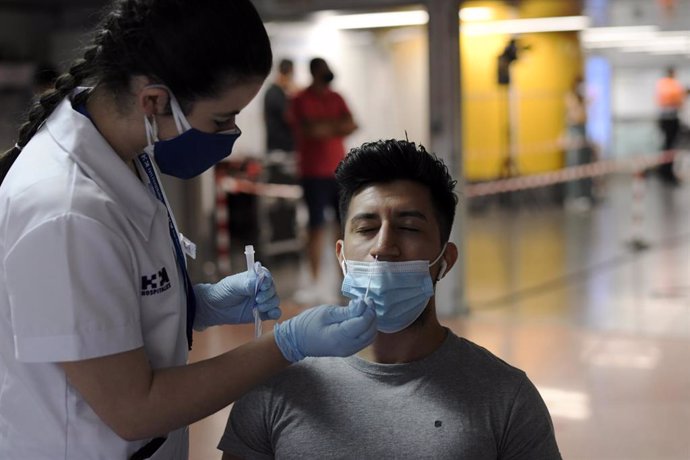 Archivo - Una sanitaria realiza un test de antígenos a un hombre. 