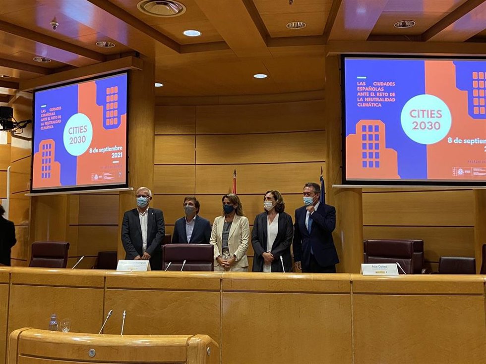 Firma del acuerdo entre los alcaldes de Sevilla, Barcelona, Madrid y Valencia, con la presencia de Teresa Ribera