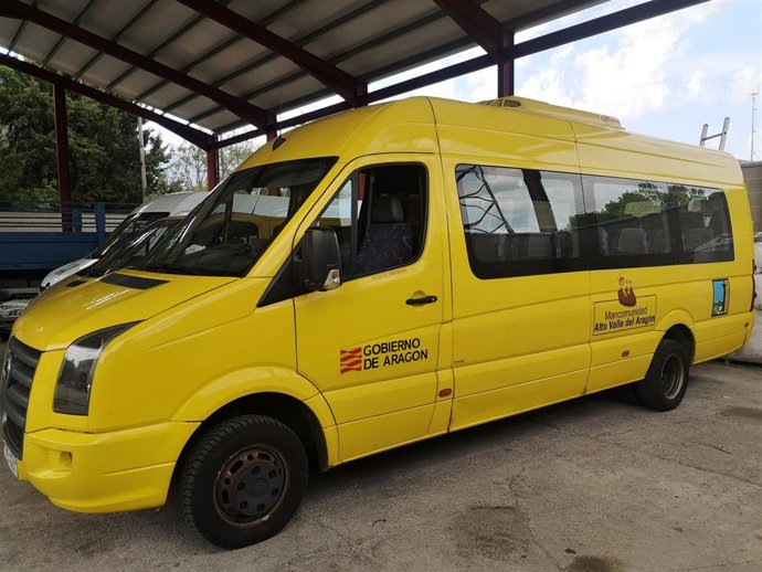 Vehículo de transporte escolar en la Comarca de la Jacetania.