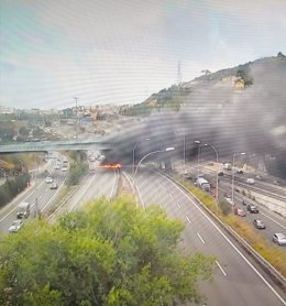 Imatge del camió incendiat a la carretera C-58