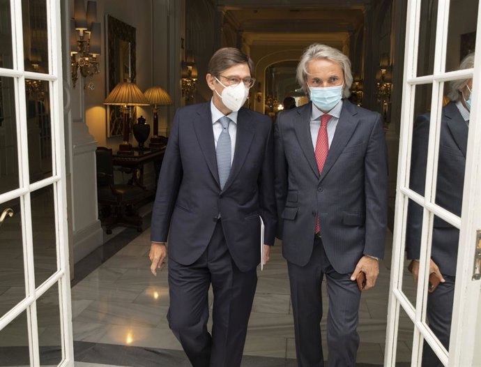 El presidente de CaixaBank (izq), José Ignacio Goirigolzarri, y el presidente de Fundaciónn Conexus, Manuel Broseta, en un acto de la Fundación Conexus celebraod en Madrid el 08/09/21.
