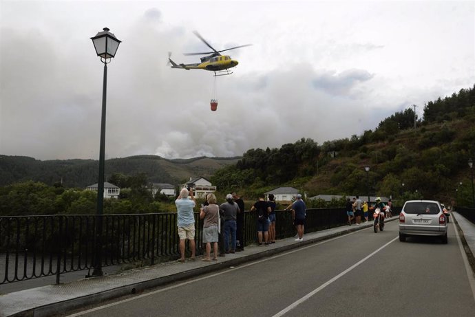 Un helicóptero forestal trabaja en las tareas de extinción de incendios de un fuego en el municipio de Ribas de Sil, en la parroquia homónima, muy cercana a Rairos, a 6 de septiembre de 2021, en Ribas de Sil, Lugo, Galicia (España). Este nuevo incendio,