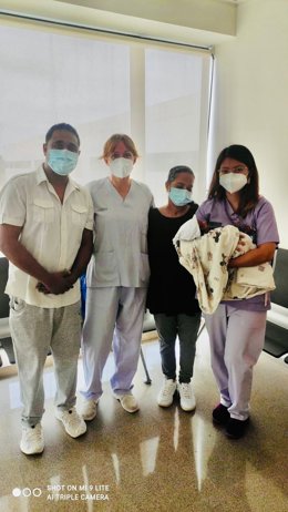 Rita y su hijo Samir con el equipo médico de la UCI del Hospital La Fe