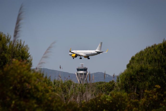 Archivo - Un avión aterriza en el aeropuerto de Josep Tarradellas Barcelona-El Prat. 