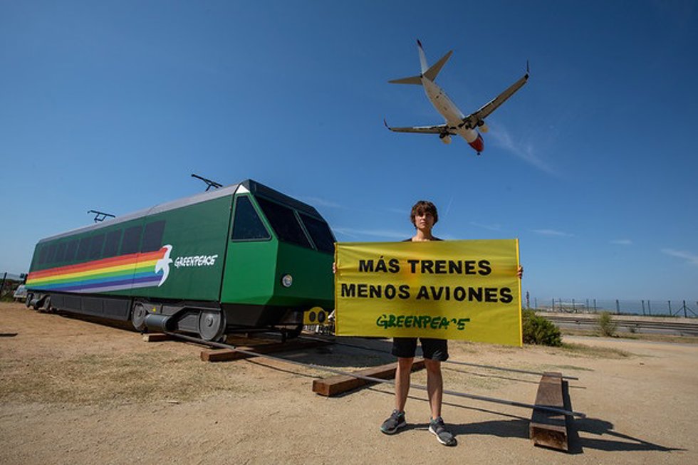 Un activista de Greenpeace sujeta una pancarta en contra de la ampliación del Aeropuerto de Barcelona - El Prat.