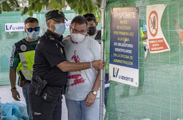 El empresario tras bajar de la grúa  