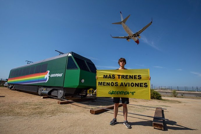 Un activista de Greenpeace subjecta una pancarta en contra de l'ampliació de l'Aeroport de Barcelona - El Prat.