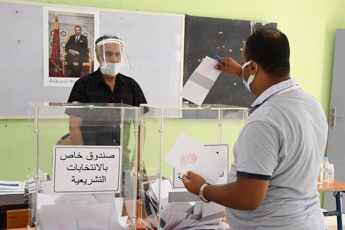(210908) -- RABAT, Sept. 8, 2021 (Xinhua) -- A man casts a vote at a polling station in Rabat, Morocco, Sept. 8, 2021. Morocco kicked off its lower house and local elections on Wednesday as some 17.5 million eligible voters are going to the polls across