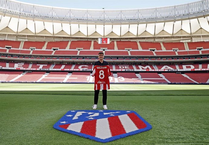 Antoine Griezmann posa con su camiseta del Atlético y el '8' en el Wanda Metropolitano